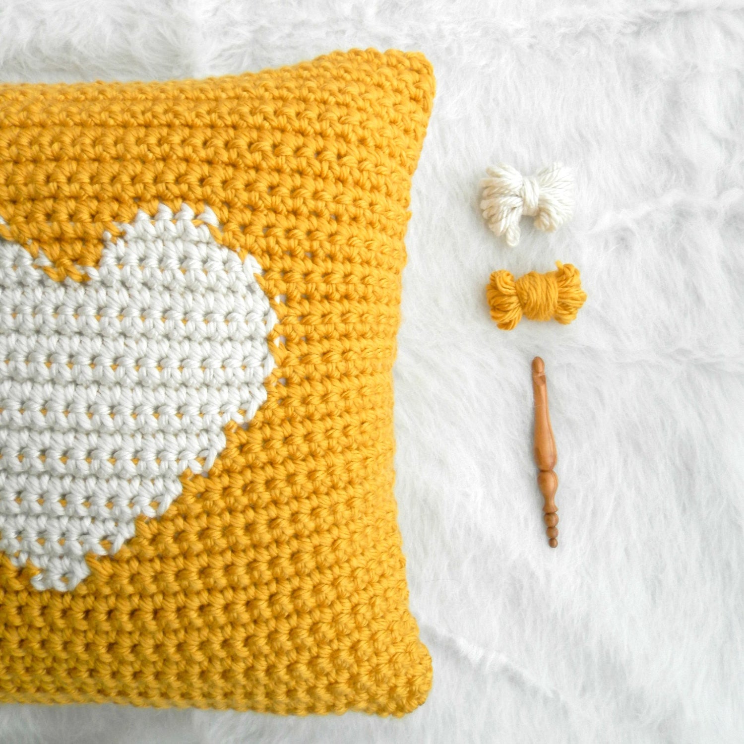 One Heart Throw Pillow // Crochet Pattern